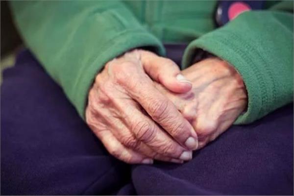 ثمانينية حامل في جنين عمرة 40 عاما