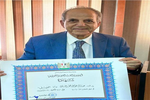 رئيس هيئة الطاقة الذرية الأسبق يتسلم الميدالية الذهبية لجائزة النيل في العلوم الأساسية