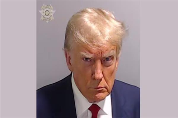 دونالد ترامب خلال التقاطت صورته الجنائية بسجن مقاطعة فولتون 