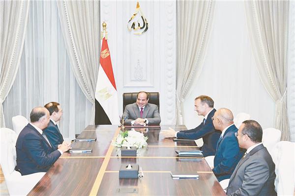 الرئيس عبد الفتاح السيسى خلال لقائه مع «برنارد لونى» بحضور وزير البترول ونادر زكى