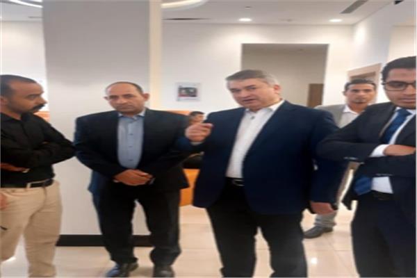 رئيس «التنمية الصناعية» خلال تفقده المركز التكنولوجي لخدمة المواطنين بأسوان