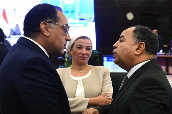 لقاء يجمع وزير المالية ووزيرة البيئة مع رئيس مجلس الوزراء 