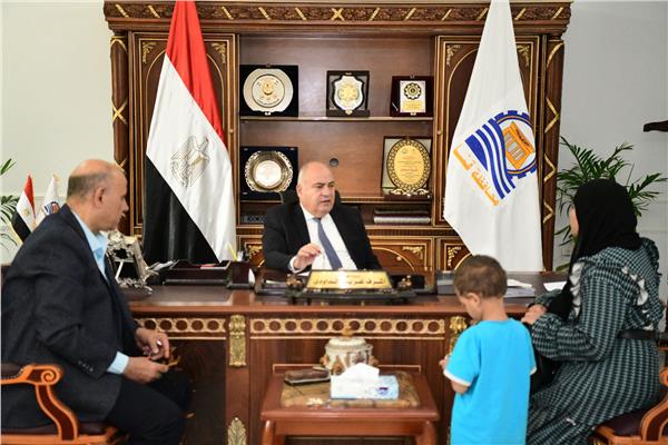 اللواء أشرف الداودى محافظ قنا خلال لقائه بالمواطنين 