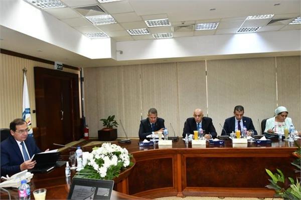 وزير البترول خلال الاجتماع