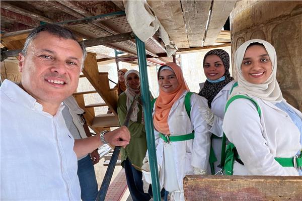 وزير السياحة والآثار يلتقي بمجموعة من المرممين والمرممات