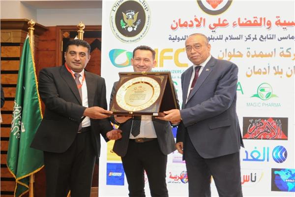 الدكتور أشرف غراب أثناء تكريمه