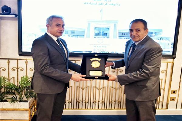  وزير العمل خلال لقائه الرئيس التنفيذي لمجمع الإصدارات الذكية
