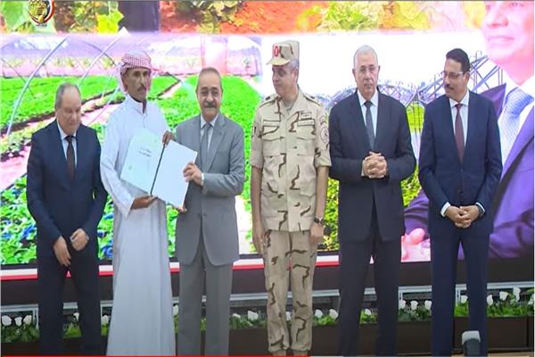 مراسم تسليم العقود 