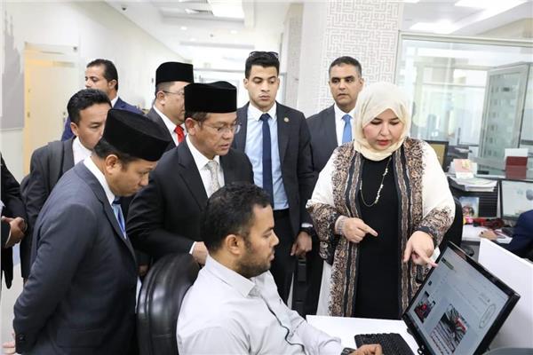 الدكتورة رهام سلامة أثناء استقبالها الوفد الماليزي