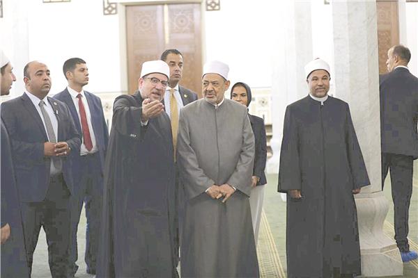 شيخ الأزهر ووزير الأوقاف خلال تفقدهما مسجد السيدة نفيسة