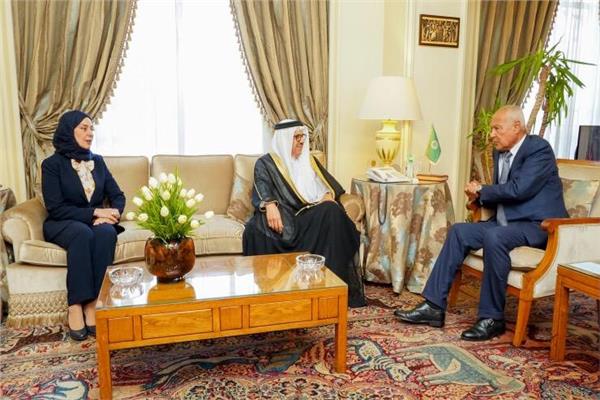 أحمد أبوالغيط الأمين العام للجامعة العربية وعبداللطيف بن راشد الزياني وزير الخارجية البحريني