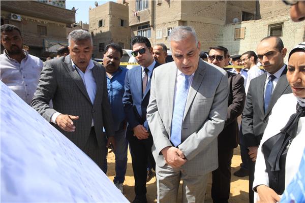 اللواء طارق الفقي محافظ سوهاج خلال جولة تفقدية
