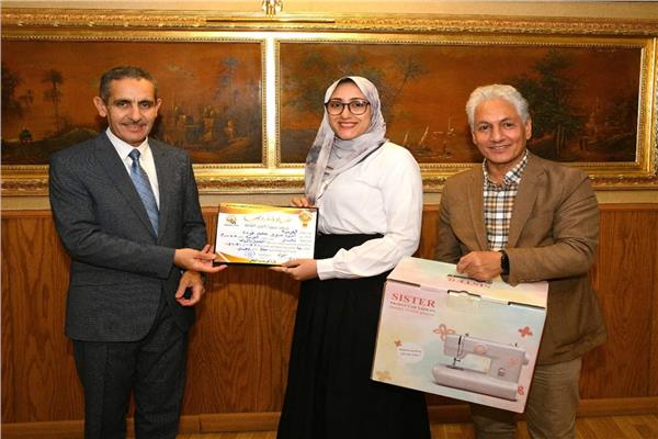 تسليم عقود عمل لشباب في منشآت القطاع الخاص