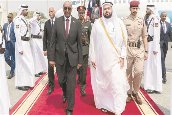البرهان لدى وصوله الدوحة