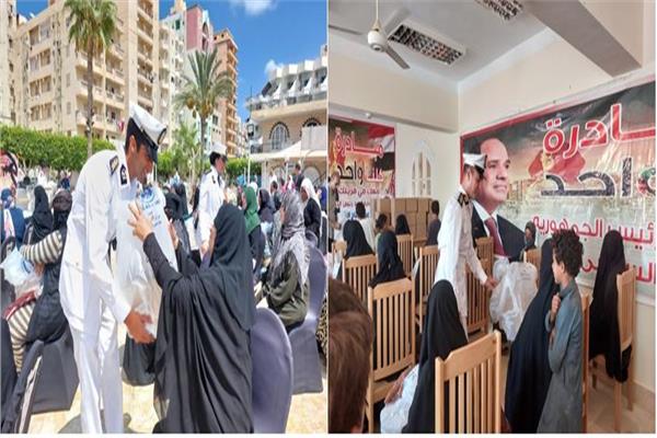 رجال الشرطة أثناء توزيع المساعدات