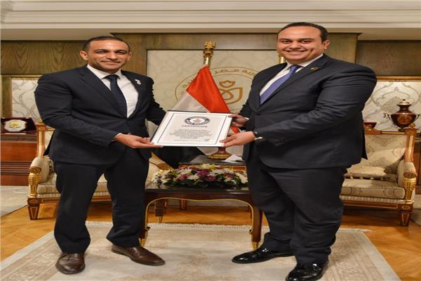 رئيس هيئة الرعاية الصحية يتسلم شهادة موسوعة جينيس