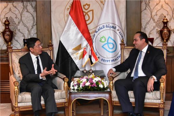 رئيس هيئة الرعاية الصحية  مع سفير سنغافورة 