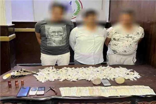 المتهمين امامهم المضبوطات