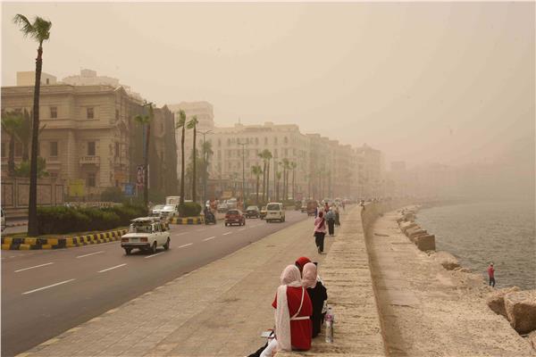 رياح مثيرة للأتربة تزامنًا مع بدء ما يعرف بـ "عاصفة دانيال"