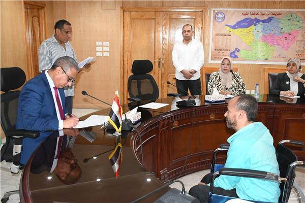 الدكتور أحمد الأنصارى محافظ الفيوم خلال لقائه بالمواطنين