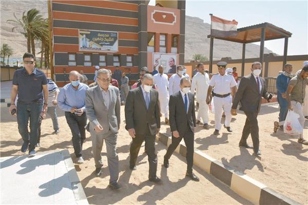 محافظ سوهاج أثناء تفقد مدرسة جديدة