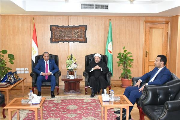 الدكتور أحمد الأنصاري محافظ الفيوم خلال لقائه بفضيلة الدكتور شوقي علام مفتي الديار المصرية