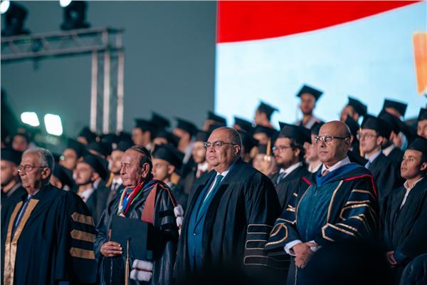 محمود محيي الدين يشهد حفل تخريج دفعة جديدة من طلاب جامعة النيل الأهلية