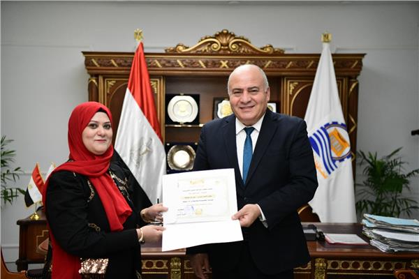 اللواء أشرف الداودى محافظ قنا خلال التكريم