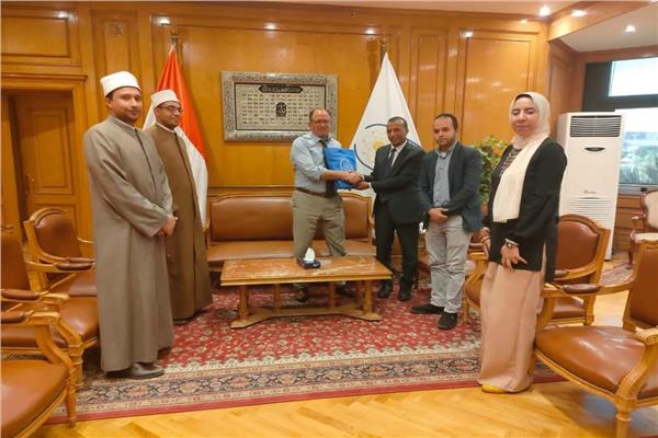 رئيس جامعة حلوان يستقبل أعضاء مرصد الأزهر