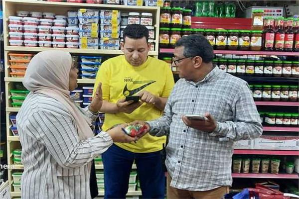 رئيس مدينة رأس غارب خلال الجولة