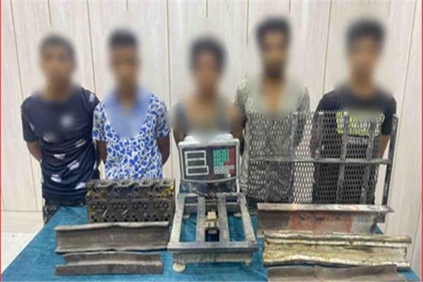 المتهمين وبحوزتهما المضبوطات