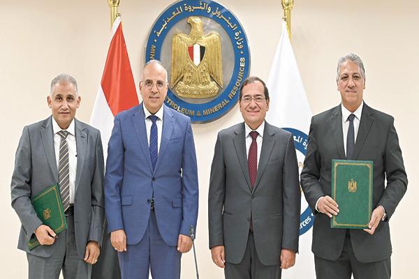 ■ وزيرا البترول والرى خلال توقيع البروتوكول