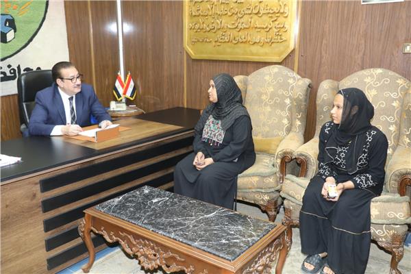 محافظ المنوفية خلال لفائه بعدد من المواطنين