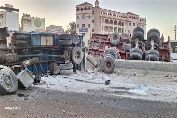  إنقلاب سيارة تريلا محملة بالسماد