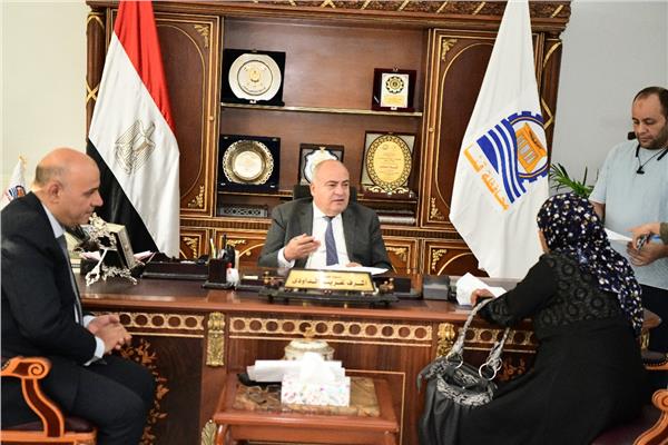 اللواء أشرف الداودى محافظ قنا خلال لقائه بالمواطنين 