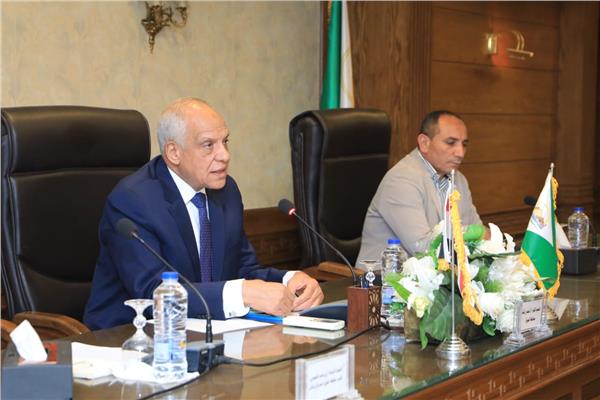اللواء أحمد راشد محافظ الجيزة خلال الاجتماع