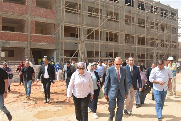 اللواء عبد الحميد الهجان محافظ القليوبية خلال جولة تفقدية