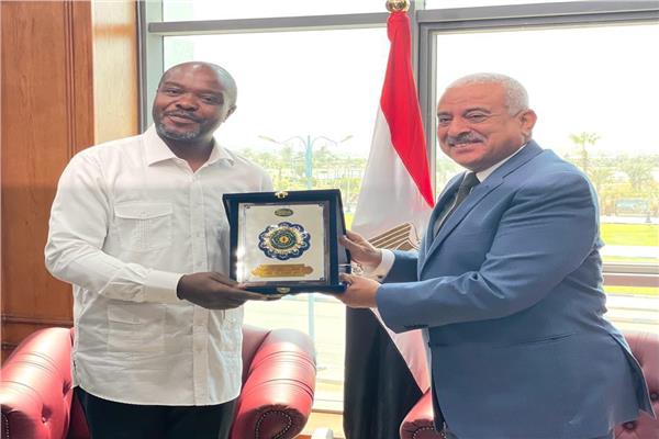 اللواء عبدالمجيد صقر محافظ السويس يستقبل لوبابالو أوسكار مابويان رئيس وزراء مقاطعة الكيب تاون