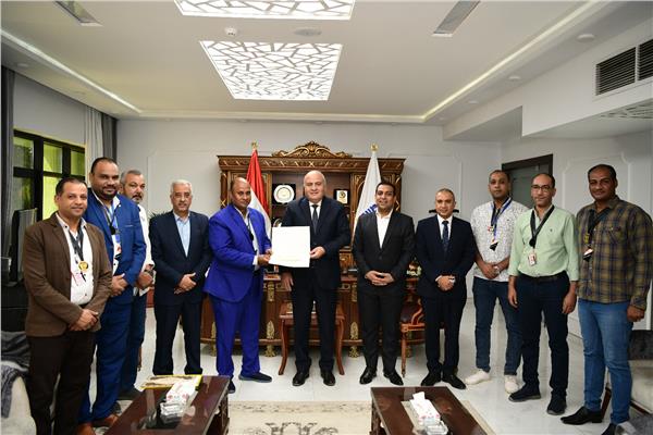 اللواء أشرف الداودي محافظ قنا خلال لقاء