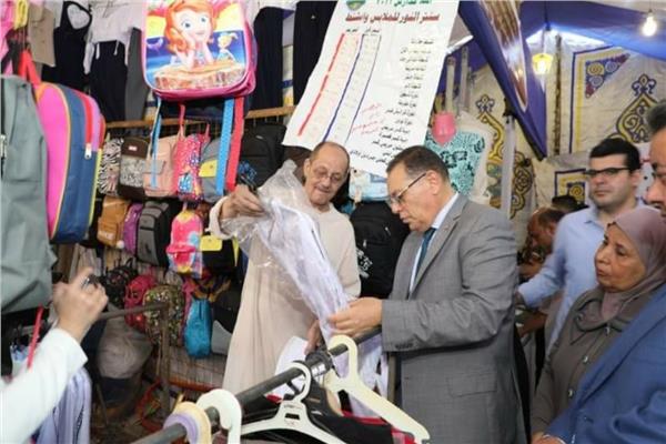 الدكتور ممدوح غراب محافظ الشرقية خلال الجولة 