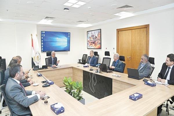 ■ وزير الرى خلال اجتماعه لمتابعة أعمال تقييم المنشآت المائية
