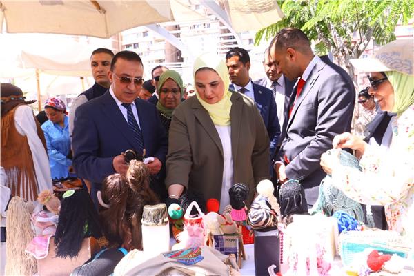 وزيرة التضامن ومحافظ الإسكندرية
