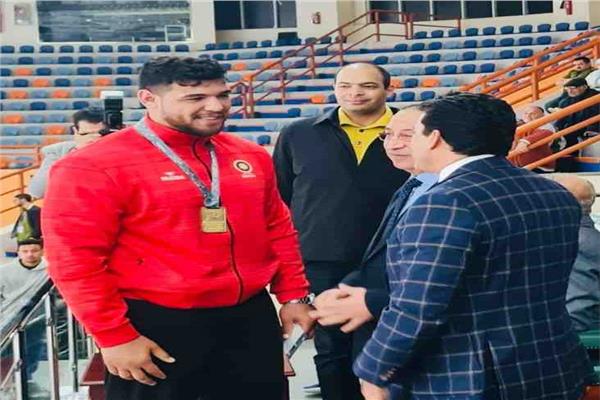 الدكتور أشرف صبحي وزير الشباب والرياضة يهنىء البطل عبداللطيف منيع