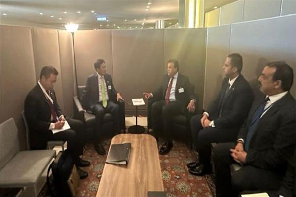وزير الصحة يعقد اجتماعا مع نظيره السنغافوري