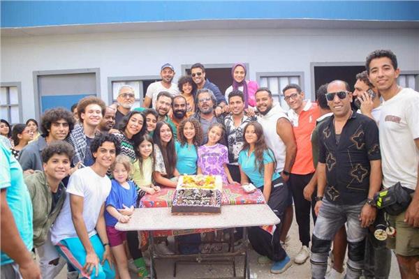 صناع مسلسل «أرواح خفية» يحتفلون بانتهاء التصوير