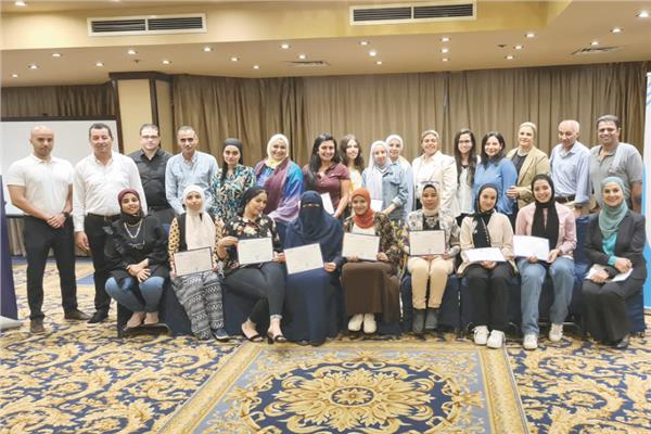 المشاركون فى جلسة الاعتماد السابعة لبرنامج التثقيف المالى للسيدات