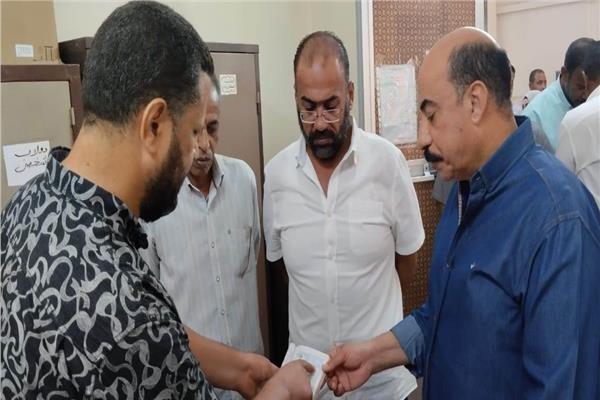 اللواء أشرف عطية محافظ أسوان خلال جولاته الميدانية 