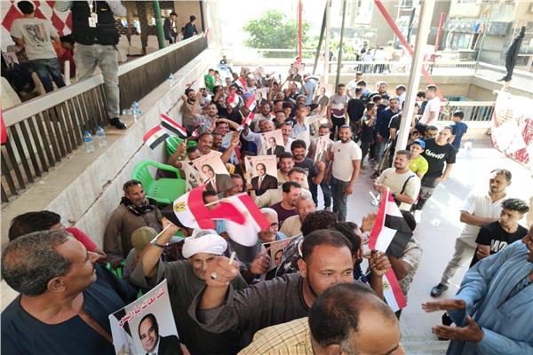 توافد المواطنون على مكاتب الشهر العقاري