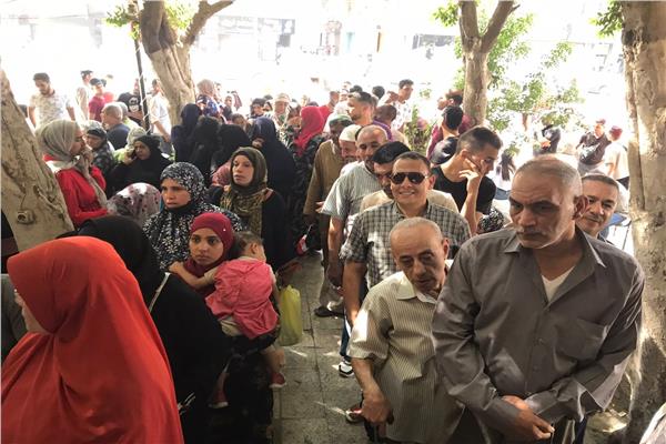 توافد المواطنين على الشهر العقاري حباً فى الرئيس السيسي وتأييده