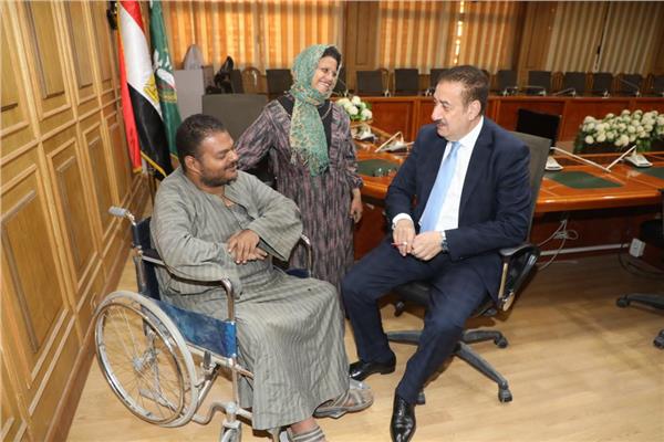 محافظ المنوفية خلال لقائه بأحد المواطنين
